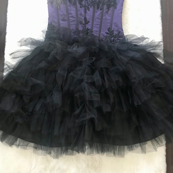 Gorgeous Gothic Princess Dress Gown - Picture 3 of 11